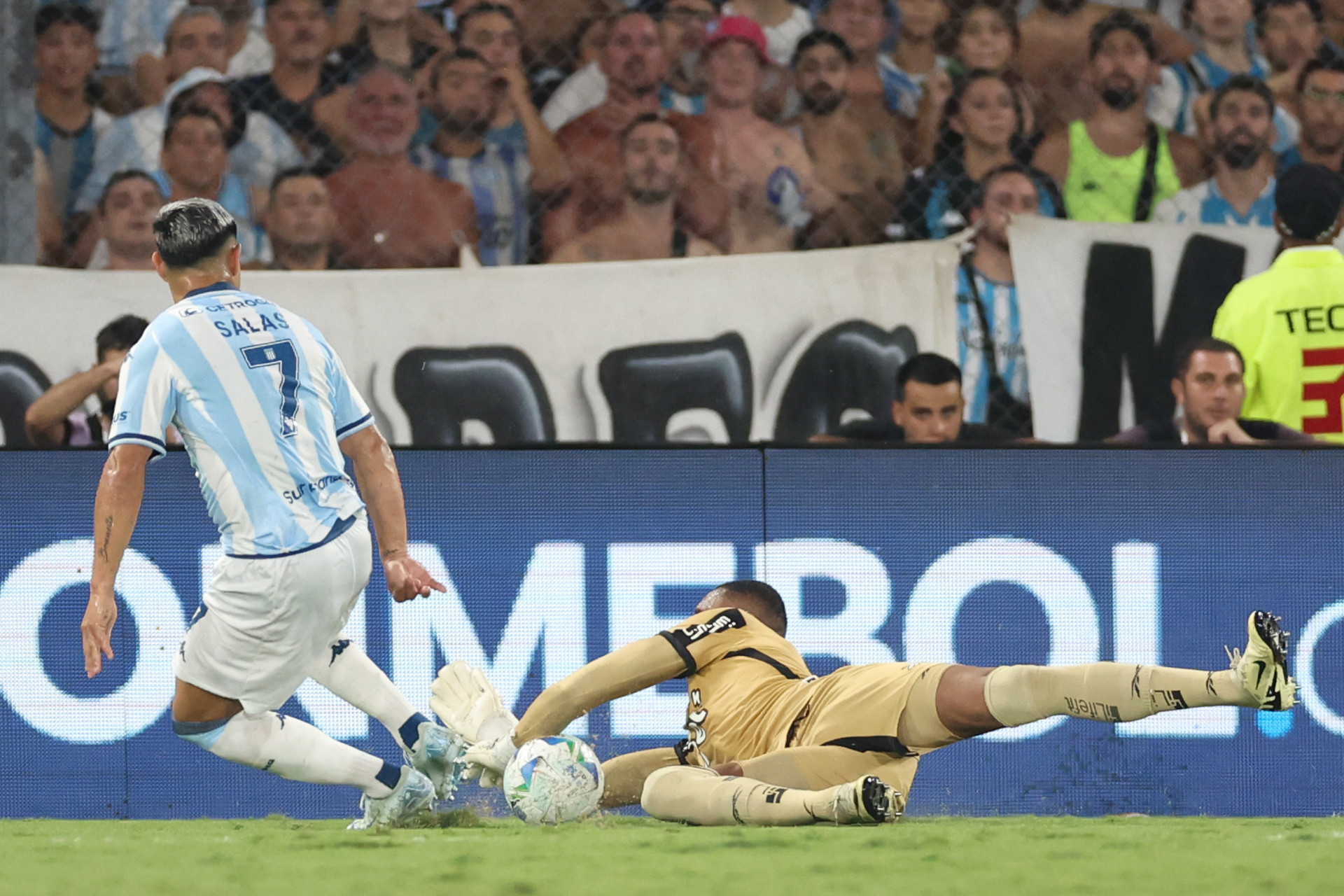 Defesa de John em Racing x Botafogo - V&iacute;tor Silva/Botafogo