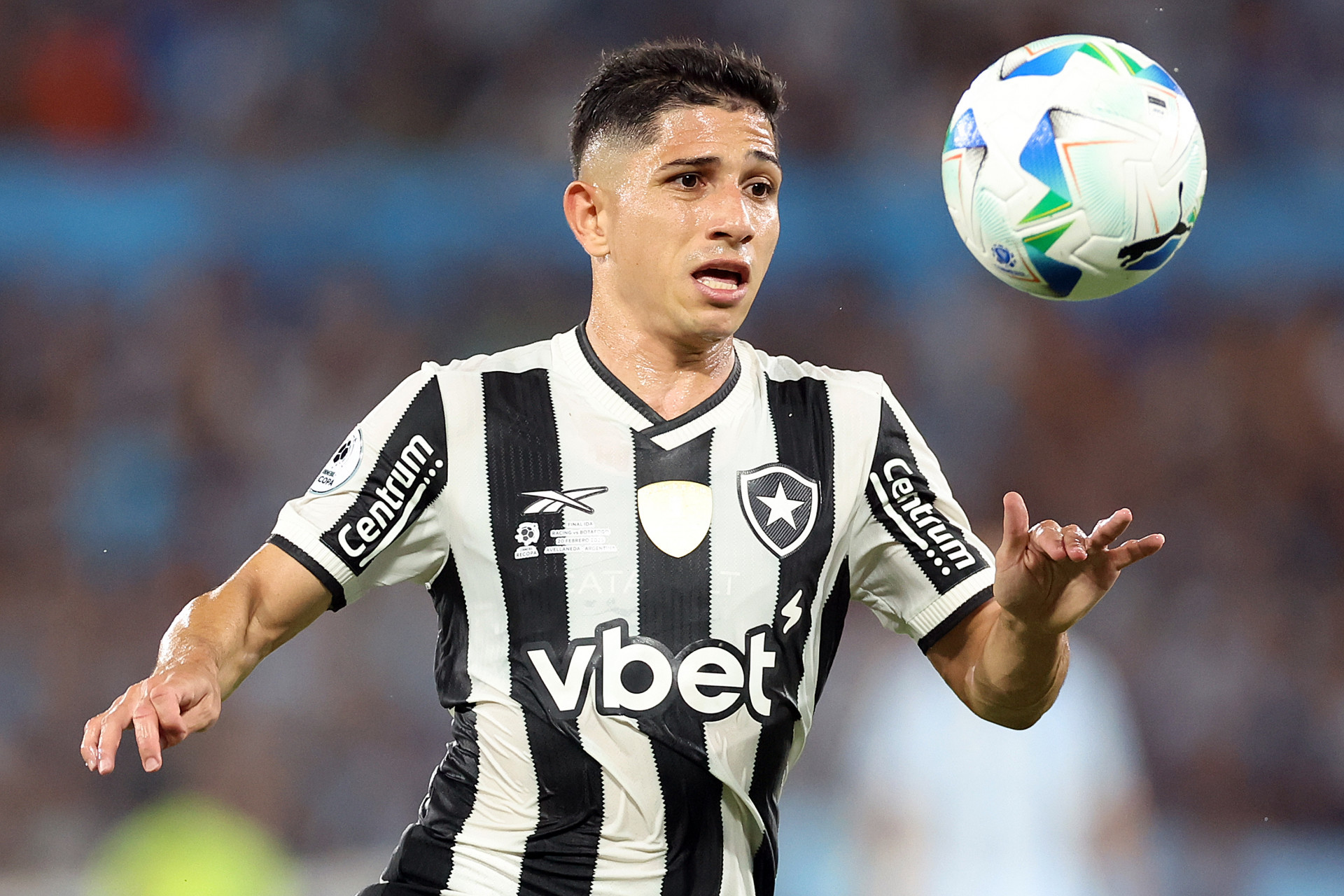 Savarino em a&ccedil;&atilde;o durante Racing x Botafogo - V&iacute;tor Silva/Botafogo