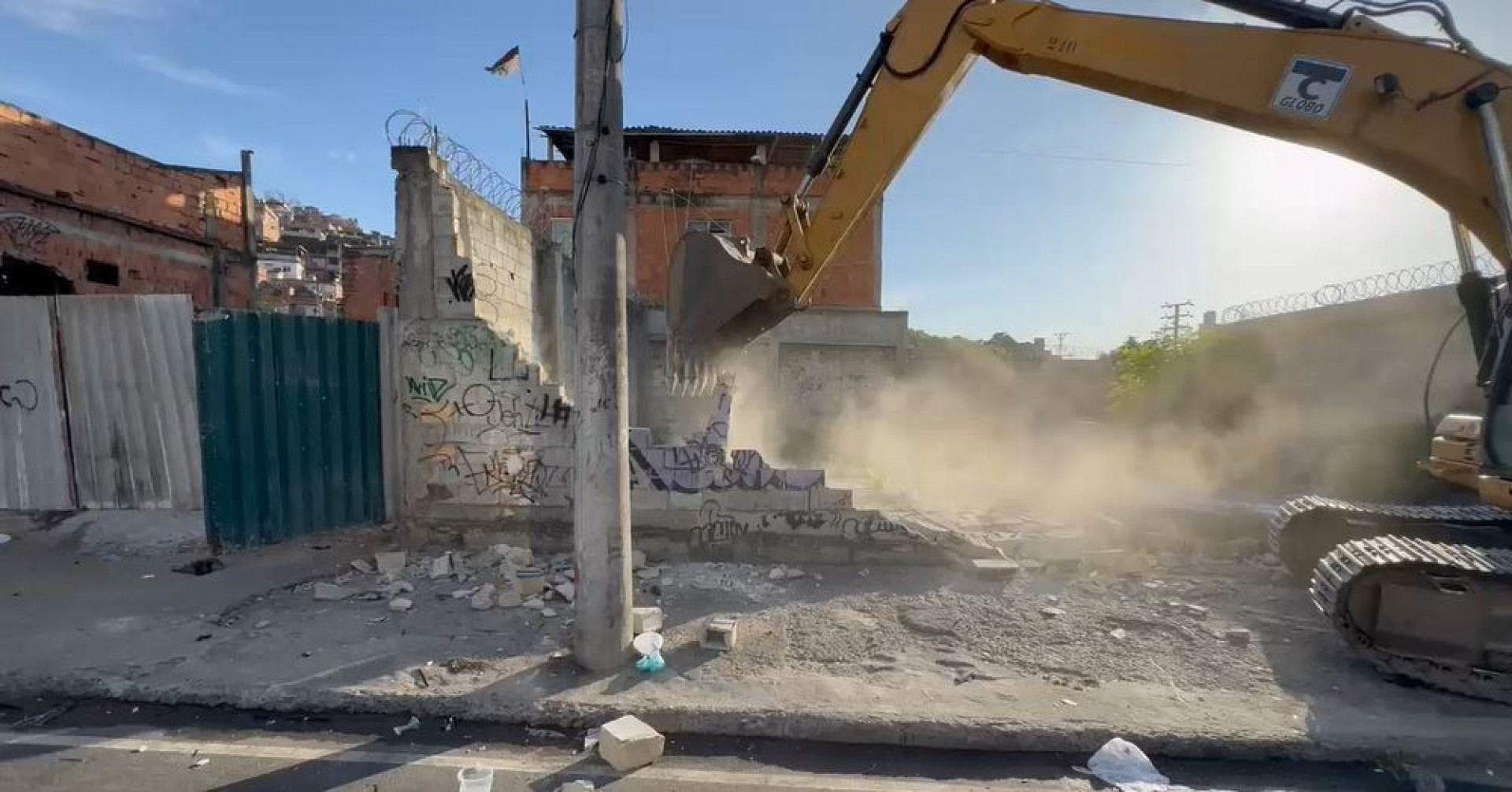 Ferro-velho é demolido no Maracanã durante operação  - Divulgação