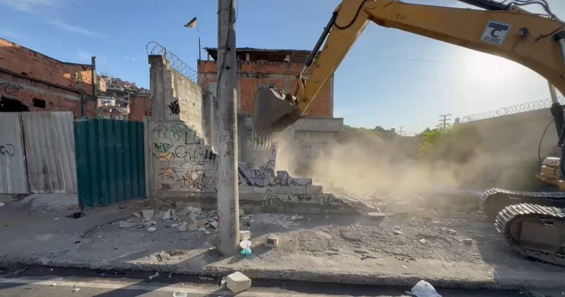 Ferro-velho é demolido no Maracanã durante operação  - Divulgação