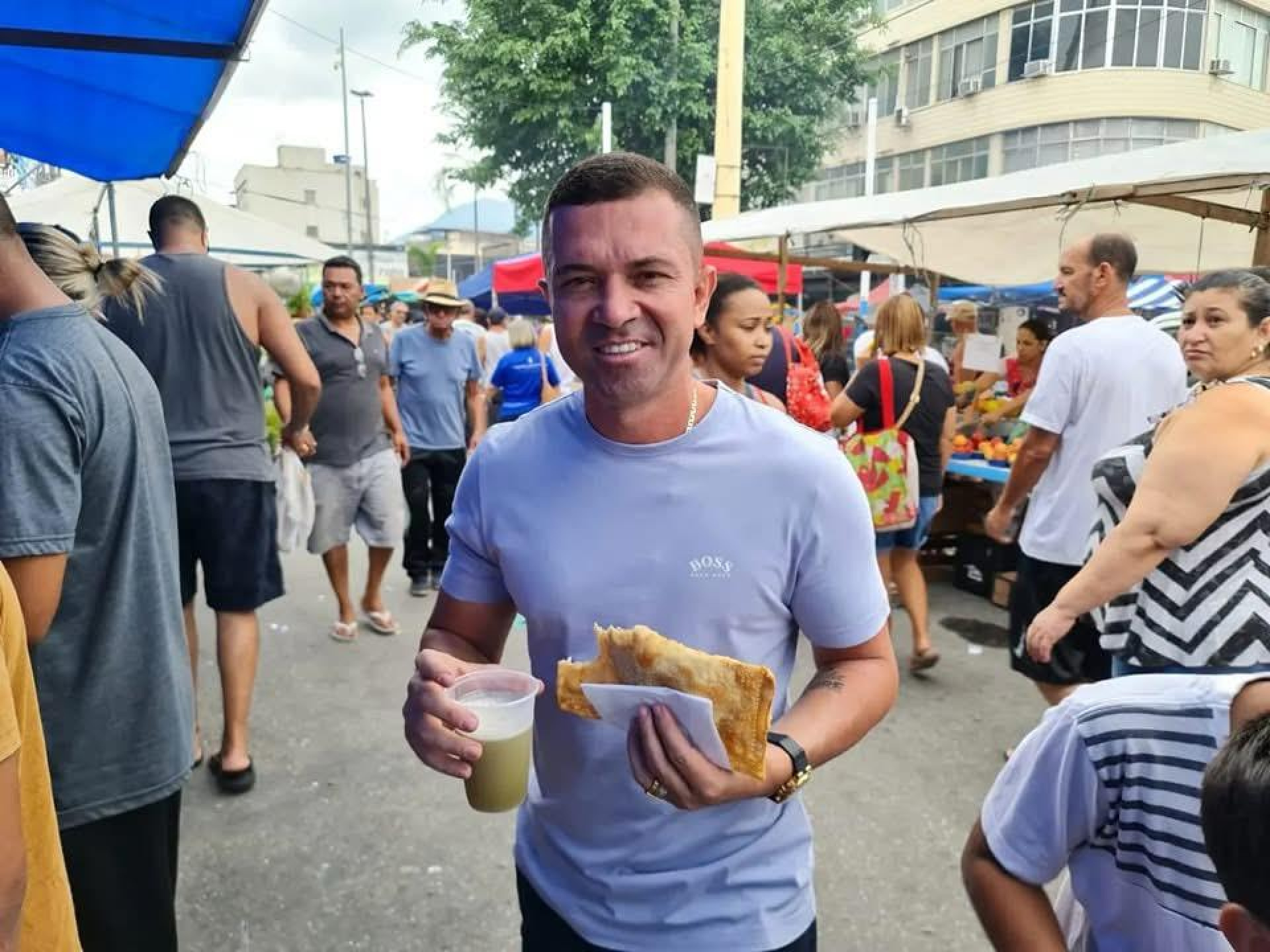 O deputado estadual Rafael Nobre com o pastel e o caldo de cana, um dos &iacute;tens mais procurados da Feira da Mirandela - Divulga&ccedil;&atilde;o / PMN