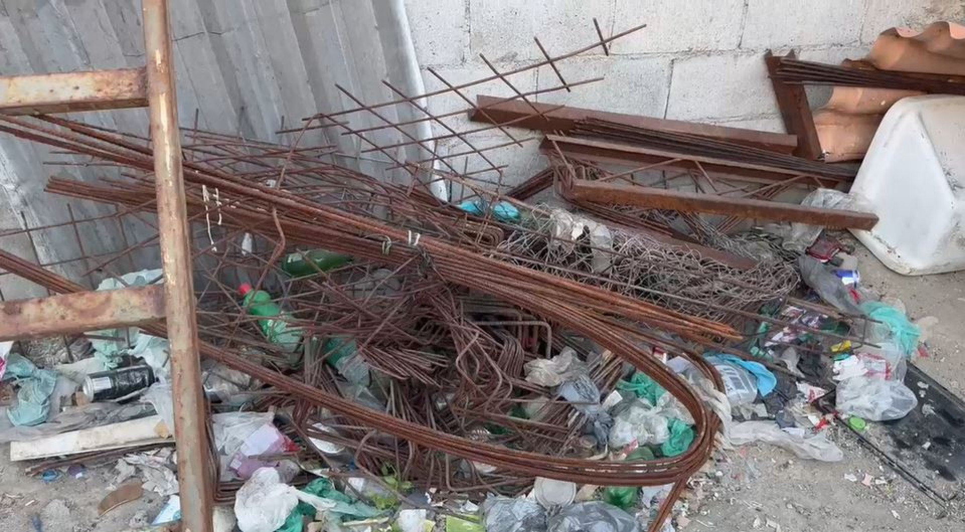 Materiais encontrados durante operação em ferro-velho no Maracanã - Divulgação