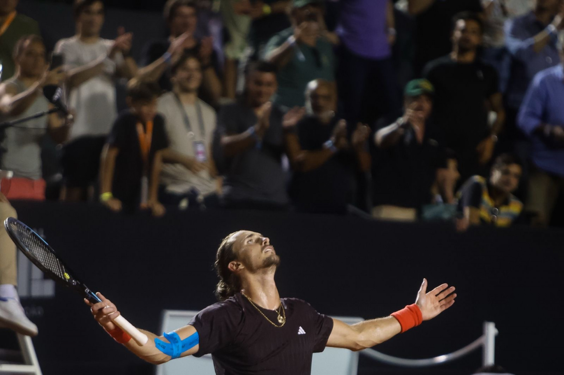 Número 2 do mundo, o alemão Alexander Zverev venceu o cazaque Alexander Schevchenko e fez comemoração em homenagem ao Cristo Redentor  - Renan Areias / Agência O Dia