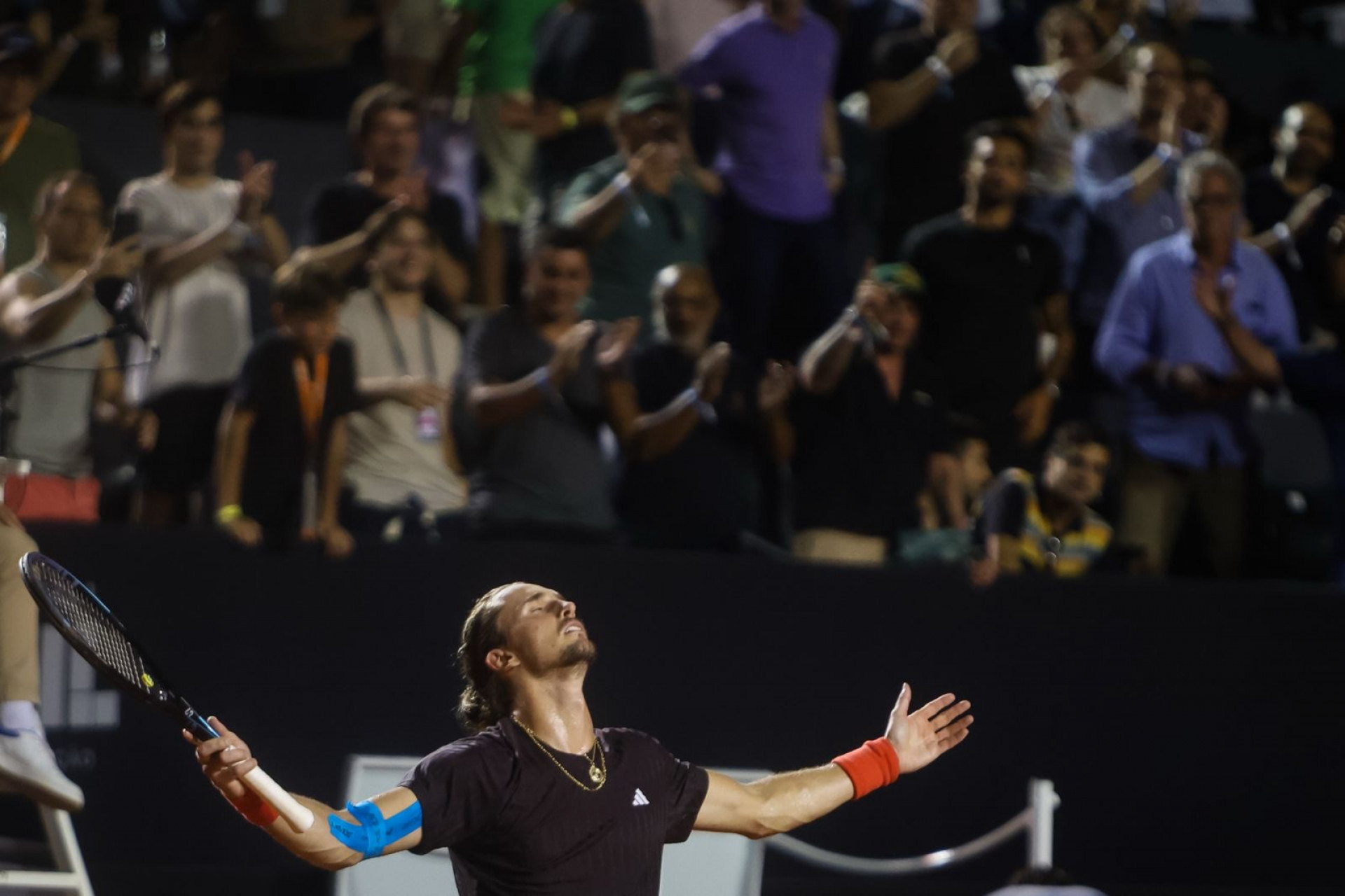 Número 2 do mundo, o alemão Alexander Zverev venceu o cazaque Alexander Schevchenko e fez comemoração em homenagem ao Cristo Redentor  - Renan Areias / Agência O Dia