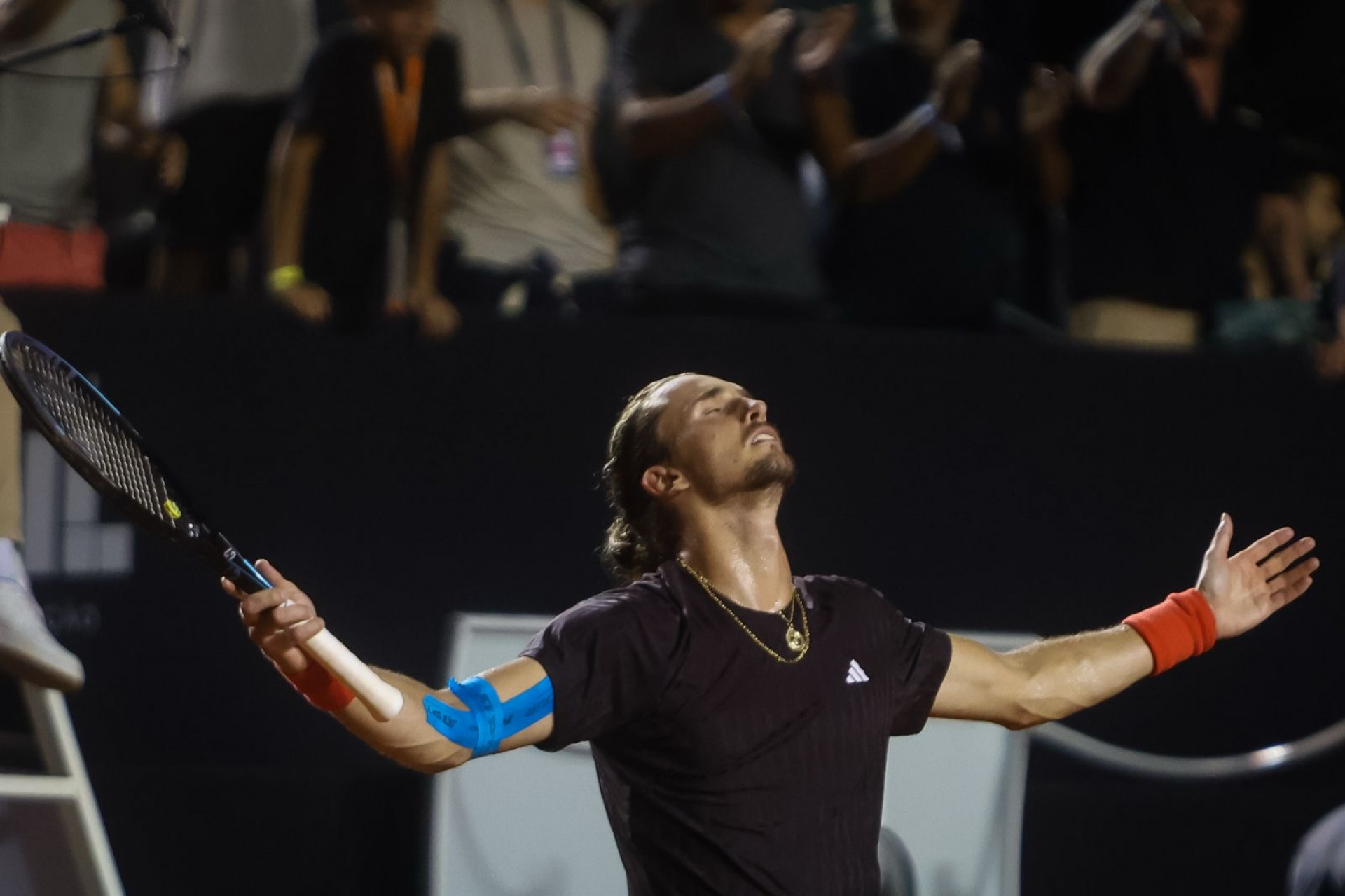 Número 2 do mundo, o alemão Alexander Zverev venceu o cazaque Alexander Schevchenko e fez comemoração em homenagem ao Cristo Redentor  - Renan Areias / Agência O Dia