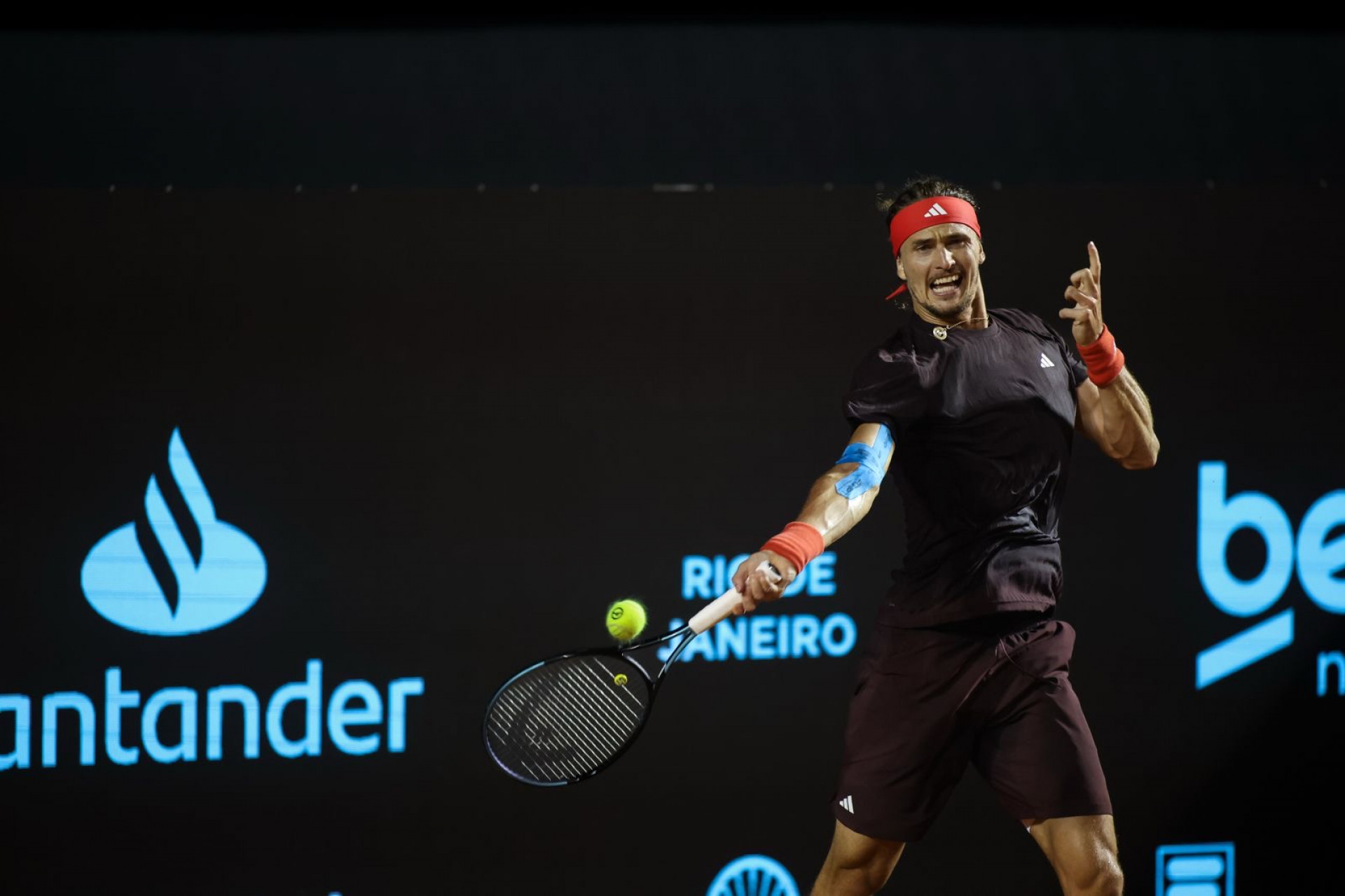 Número 2 do mundo, o alemão Alexander Zverev venceu o cazaque Alexander Schevchenko nas oitavas de final do Rio Open - Renan Areias / Agência O Dia