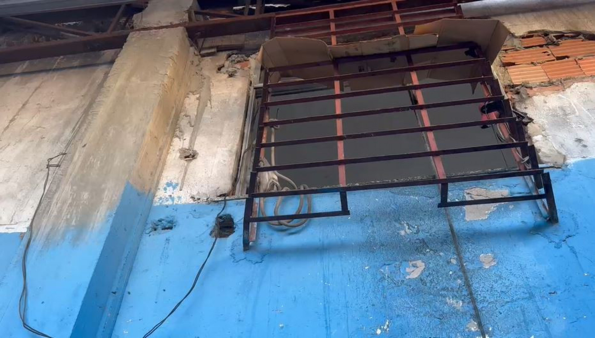 Janela  por onde eram passados materiais e dinheiro por meio de uma caçamba
 - Divulgação