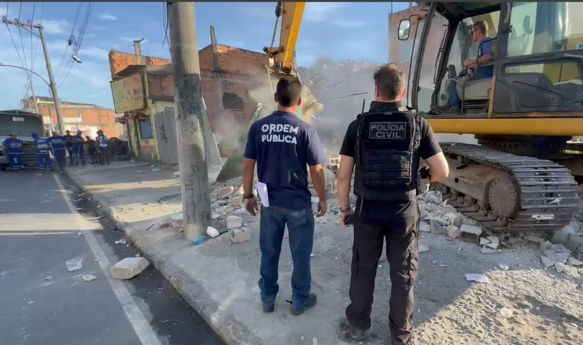 Ferro-velho é demolido no Maracanã durante operação  - Divulgação