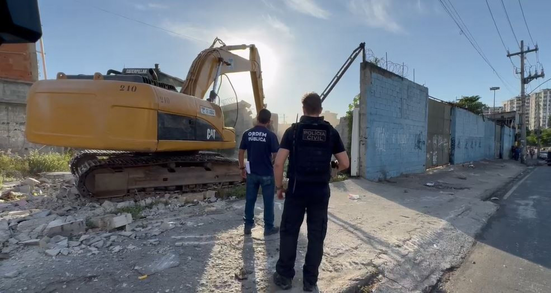 Ferro-velho é demolido no Maracanã durante operação  - Divulgação