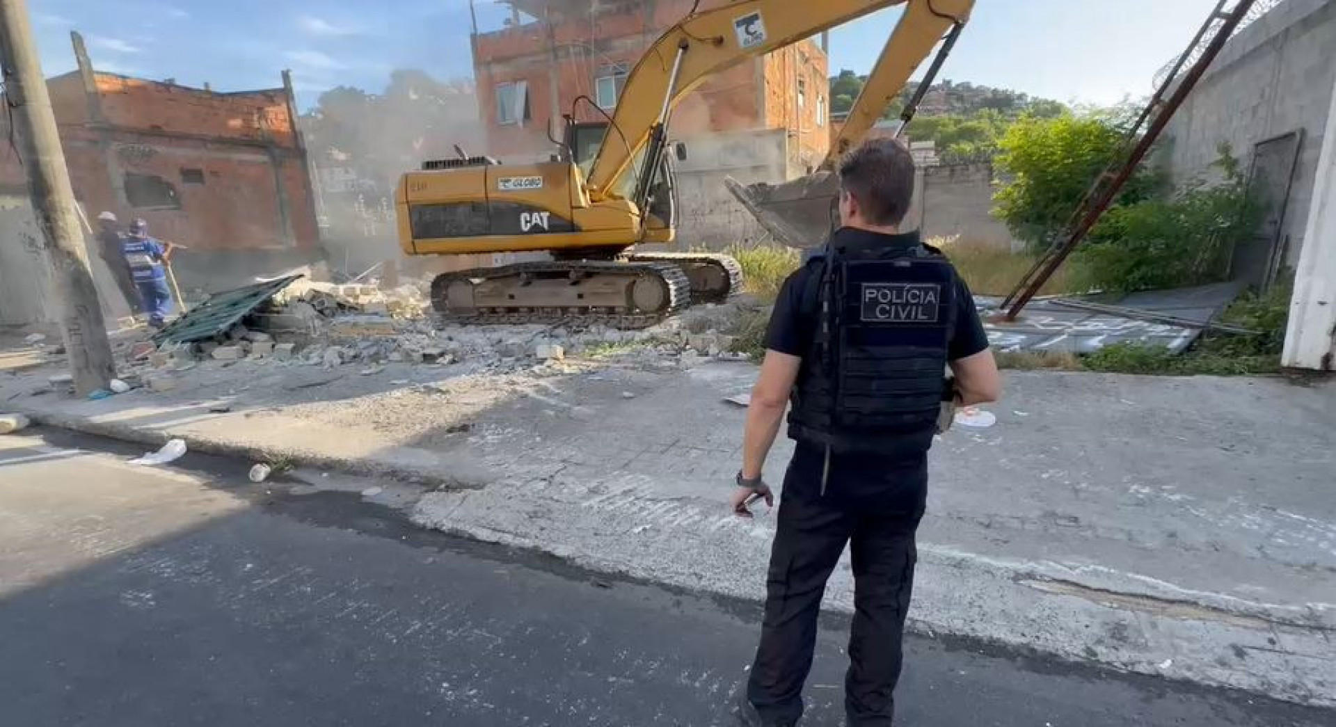 Ferro-velho é demolido no Maracanã durante operação  - Divulgação