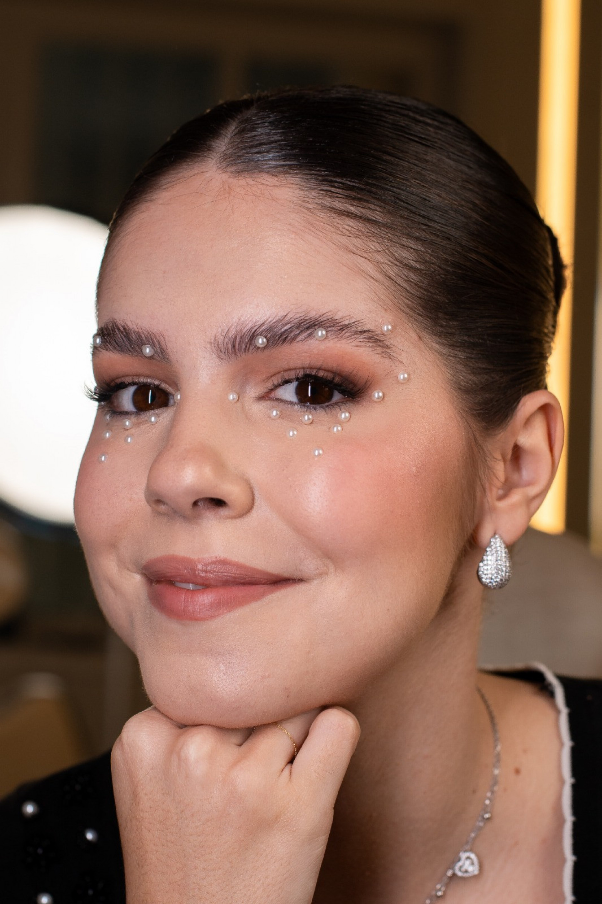 Marcela Nery aposta em make básica e com pedrinhas - Divulgação