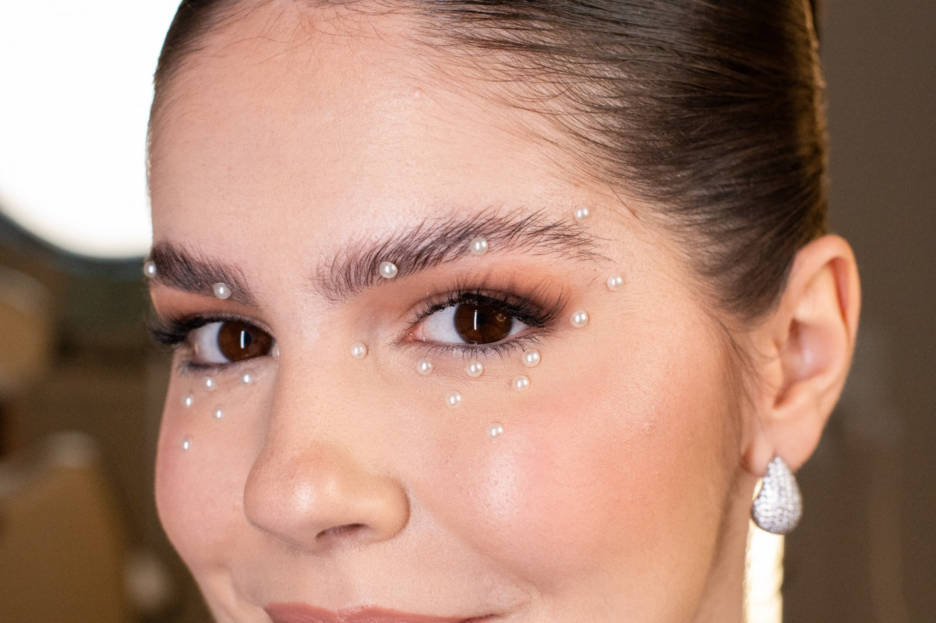 Marcela Nery aposta em make básica e com pedrinhas - Divulgação