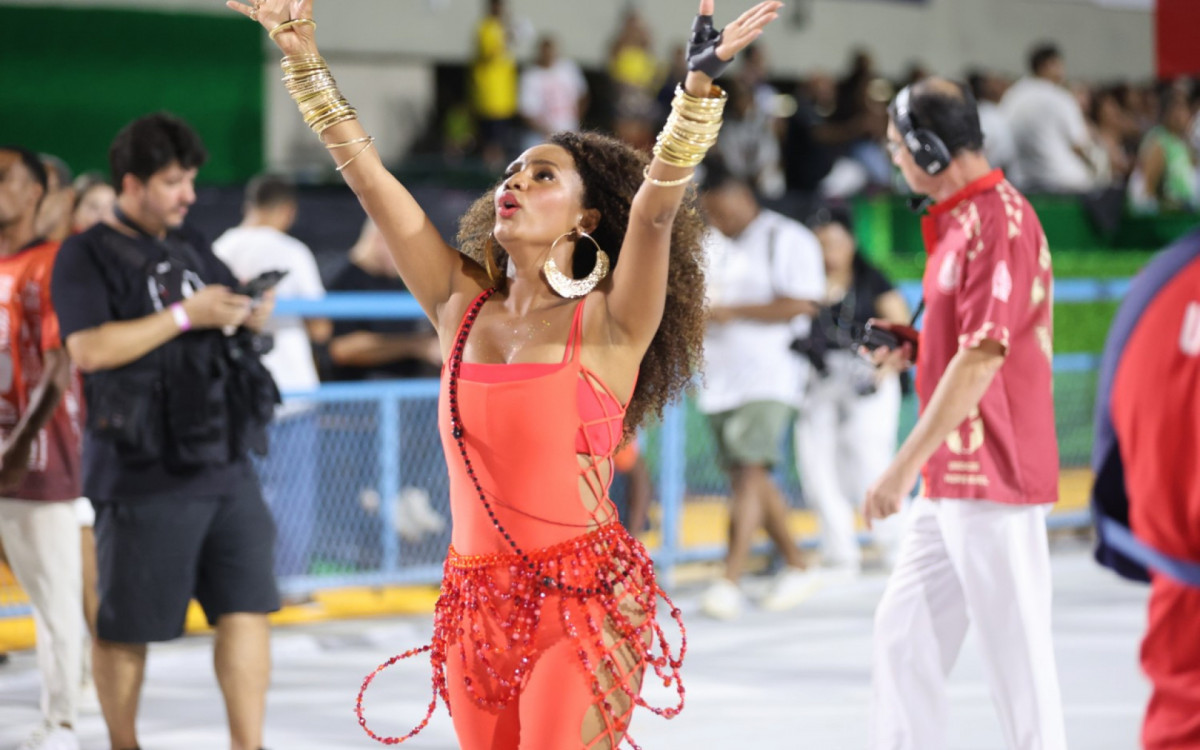 Jéssica Ellen durante ensaio da Unidos de Padre Miguel 