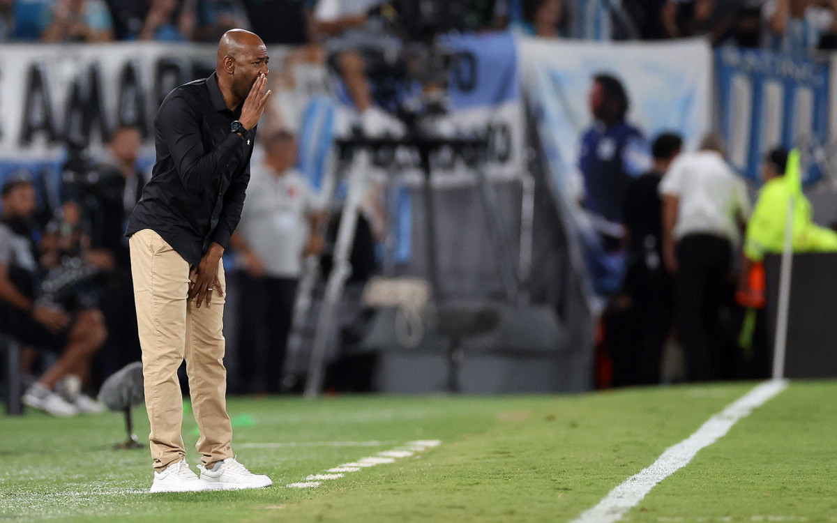 Cláudio Caçapa orienta o Botafogo no jogo contra o Racing