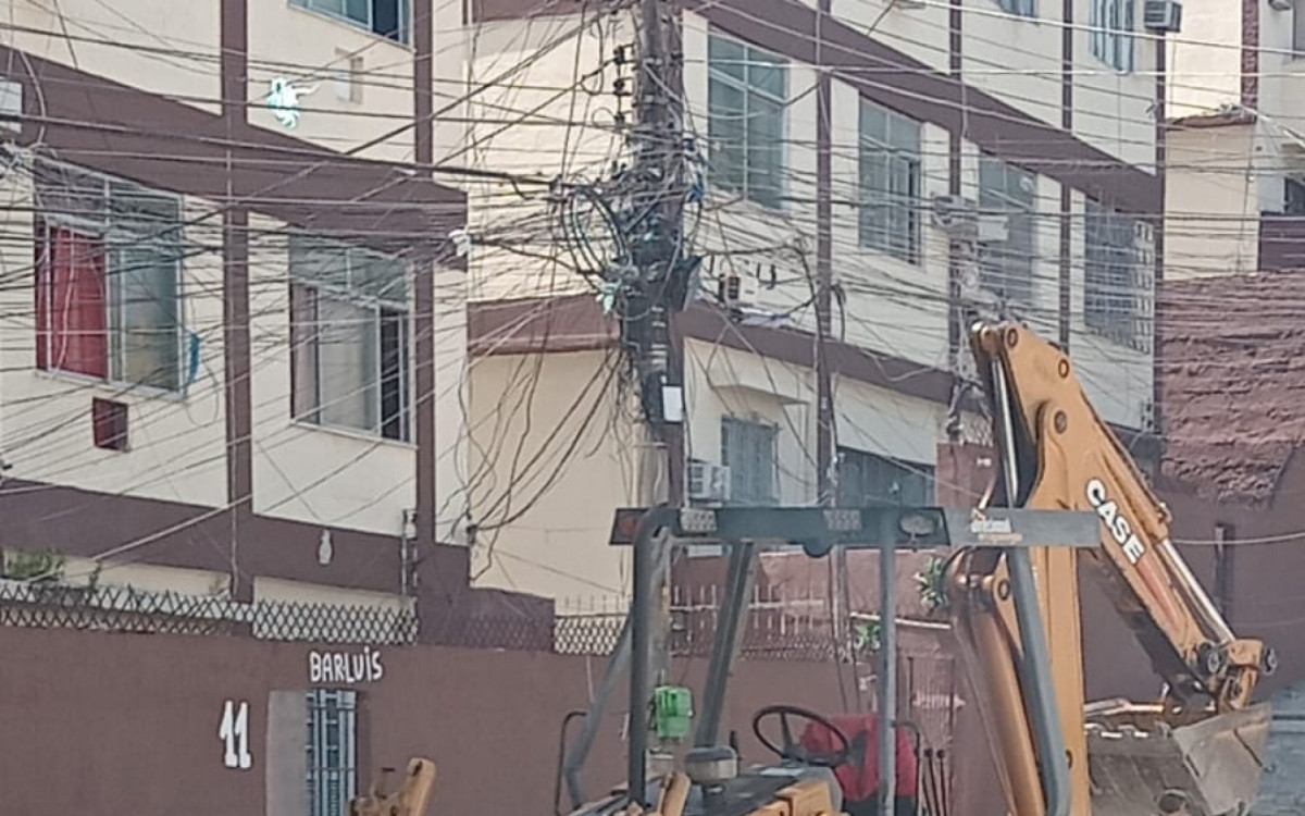 As autoridades apreenderam uma retroescavadeira