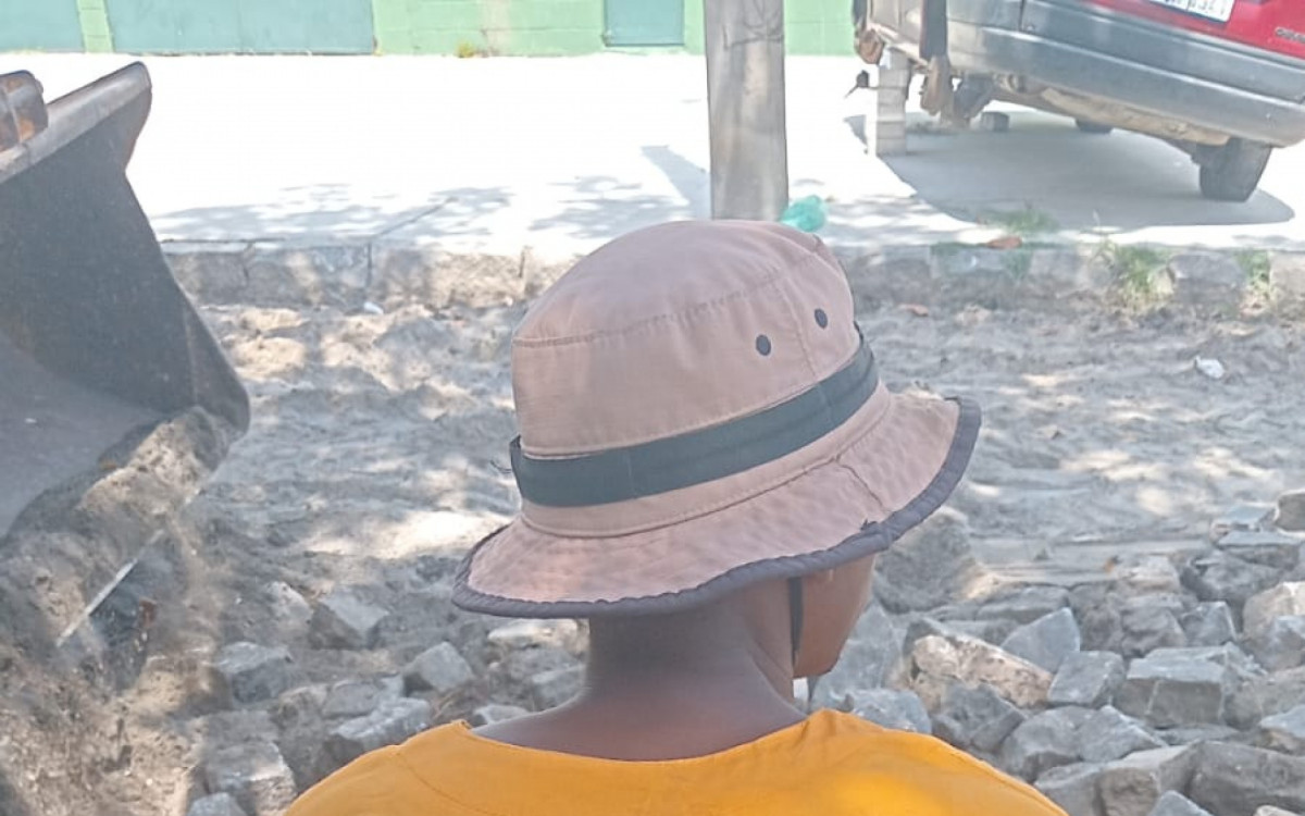 Uniforme falso utilizado pelos homens tinha o termo 'Obras'