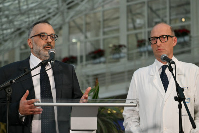 Papa permanecerá hospitalizado 'pelo menos toda a próxima semana', afirmam médicos no Vaticano