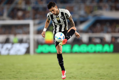 Alex Telles minimiza falta de técnico no Botafogo: 'Não pode ser desculpa'