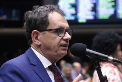 Petista aciona Conselho Tutelar por deputada levar bebê de 4 meses a protesto na Câmara