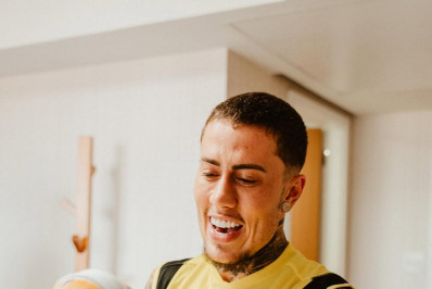 MC Daniel revela rosto do filho pela primeira vez: 'Prazer, príncipe Rás!'