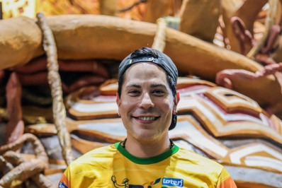 Christian Chávez, do RBD, visita barracão da Grande Rio