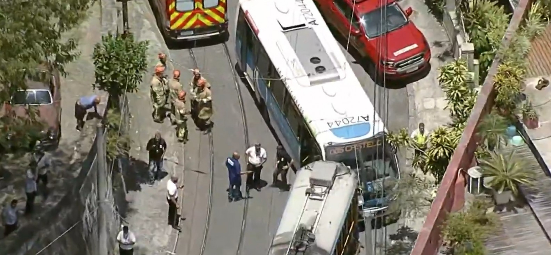 O ônibus descia a Rua Almirante Alexandrino, quando atingiu o bonde que seguia no sentido contrário - Reprodução/TV Globo