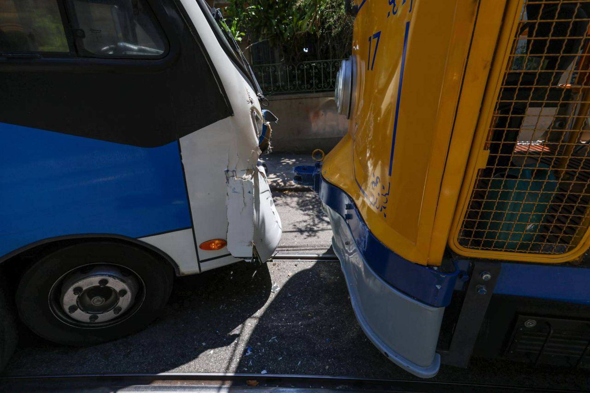Ônibus descia pela rua quando bateu em bonde, que seguia no sentido contrário - Renan Areias/Agência O Dia