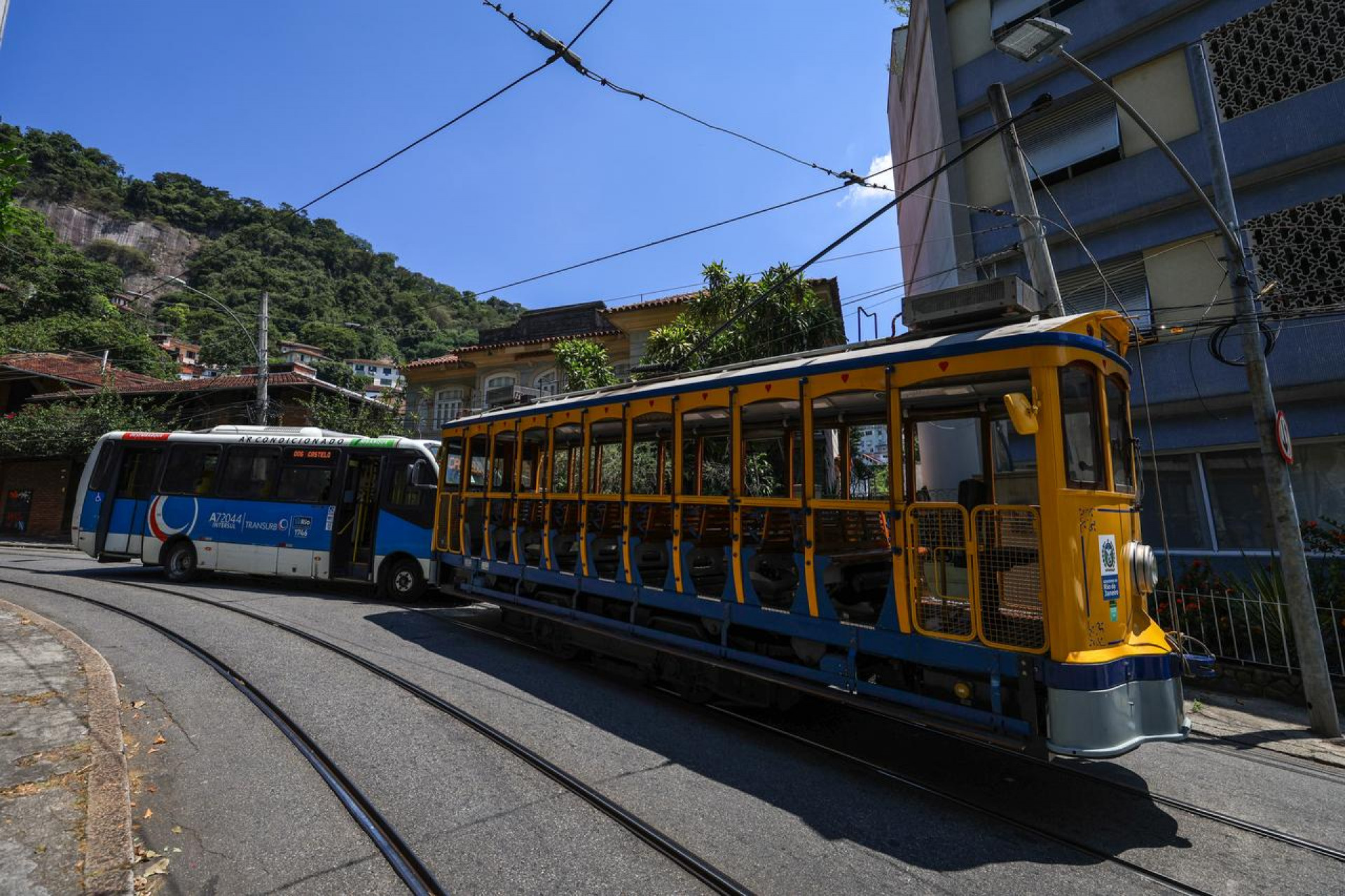 Colisão entre o coletivo e o bondinho aconteceu na Rua Almirante Alexandrino - Renan Areias/Agência O Dia