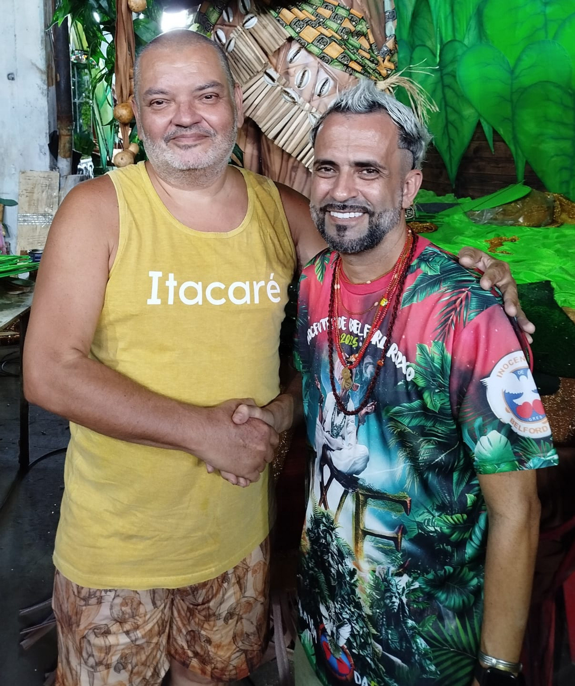 Jorge Caribé com o carnavalesco Cristiano Bara no barracão de alegorias da Inocentes