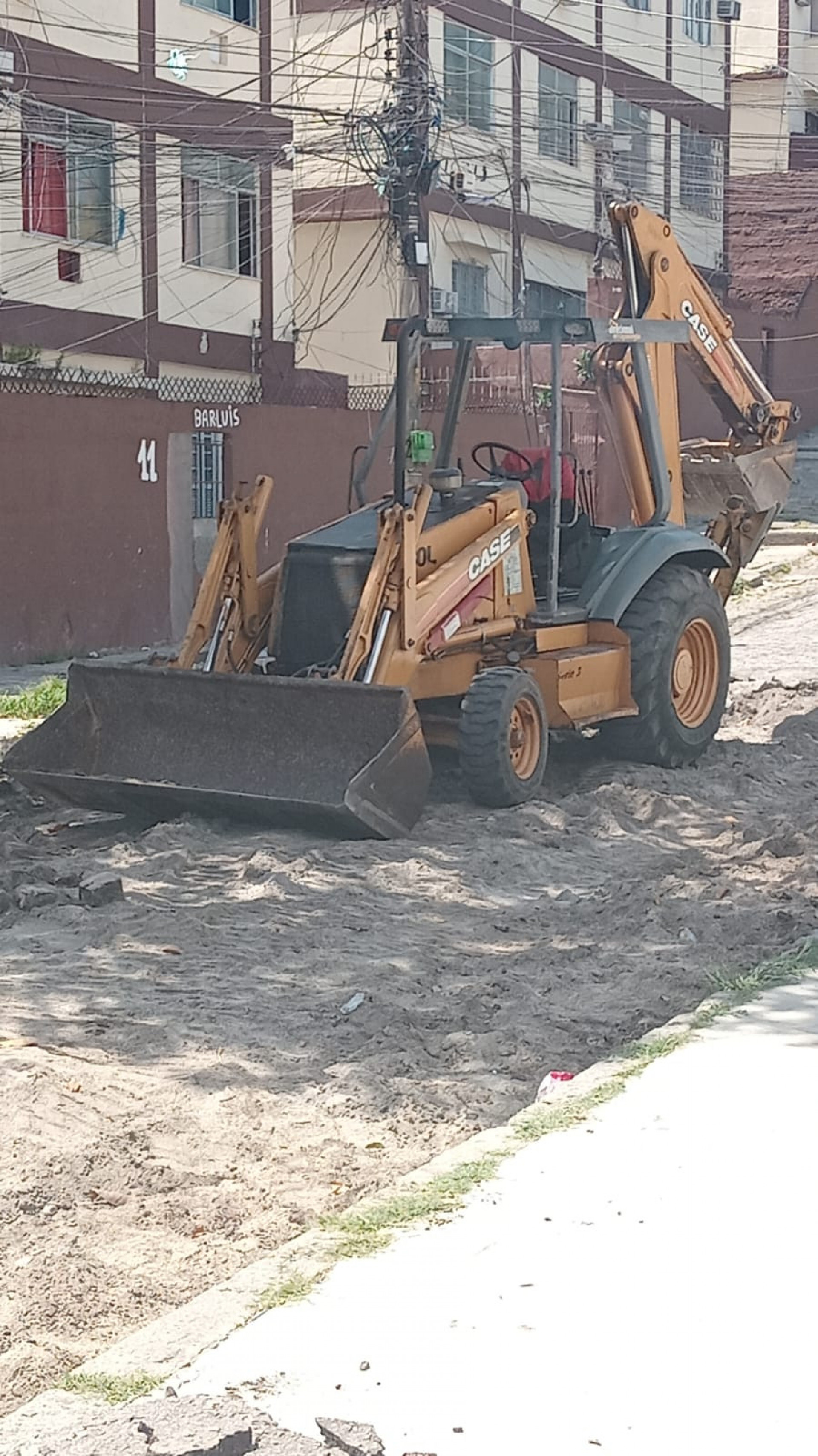 As autoridades apreenderam uma retroescavadeira - Divulga&ccedil;&atilde;o / Secretaria de Conserva&ccedil;&atilde;o