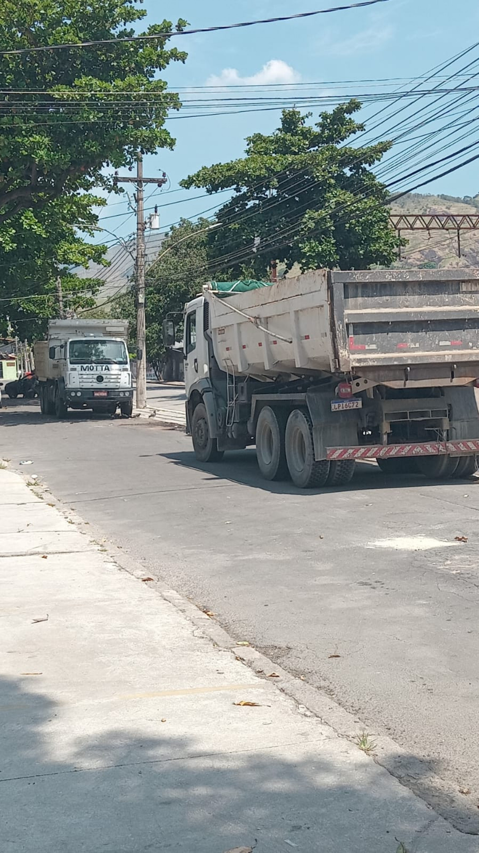 Dois caminhões foram utilizados na obra - Divulgação / Secretaria de Conservação