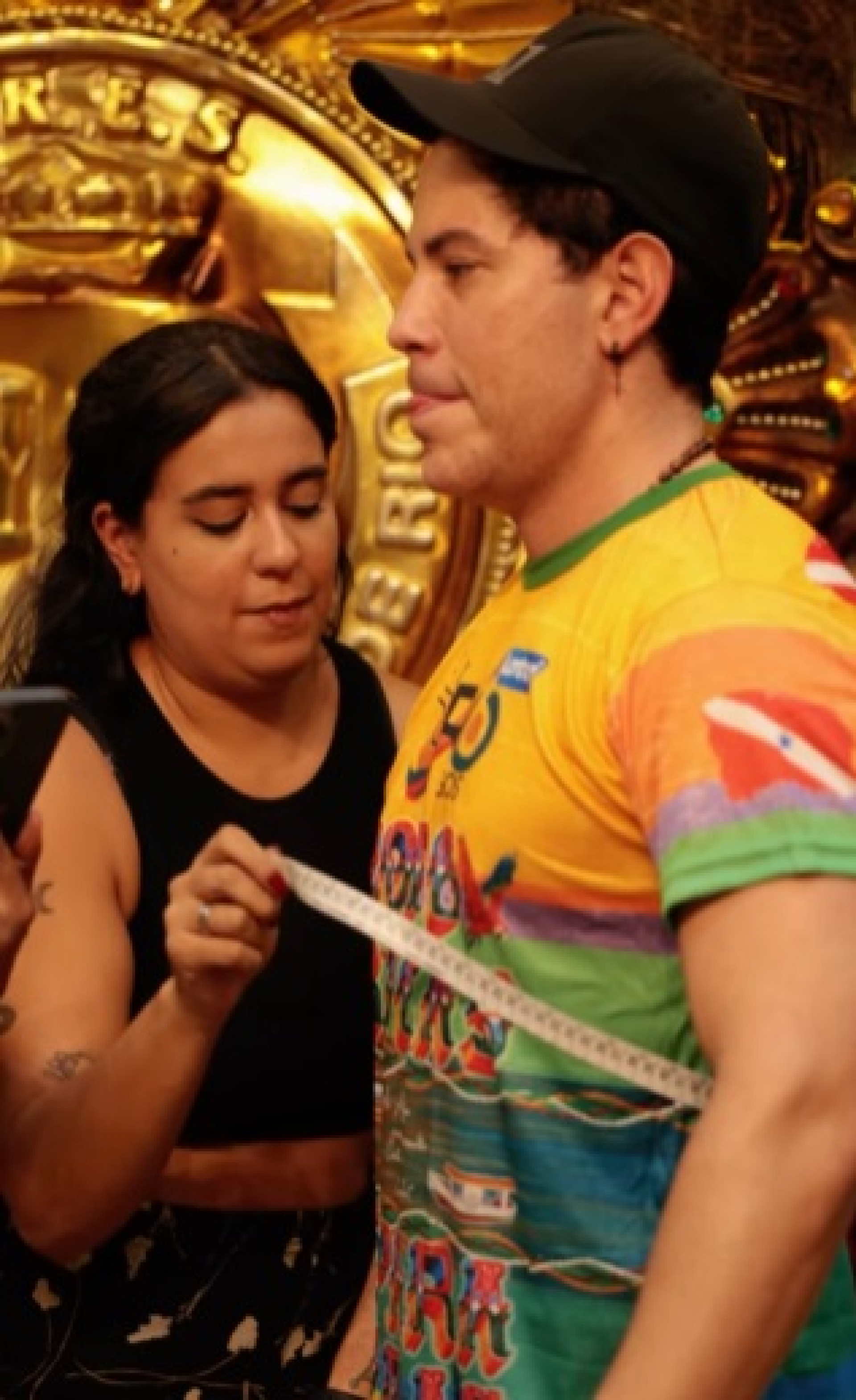 Christian Chávez tirou as medidas para figurino do desfile - Reprodução de Vídeo