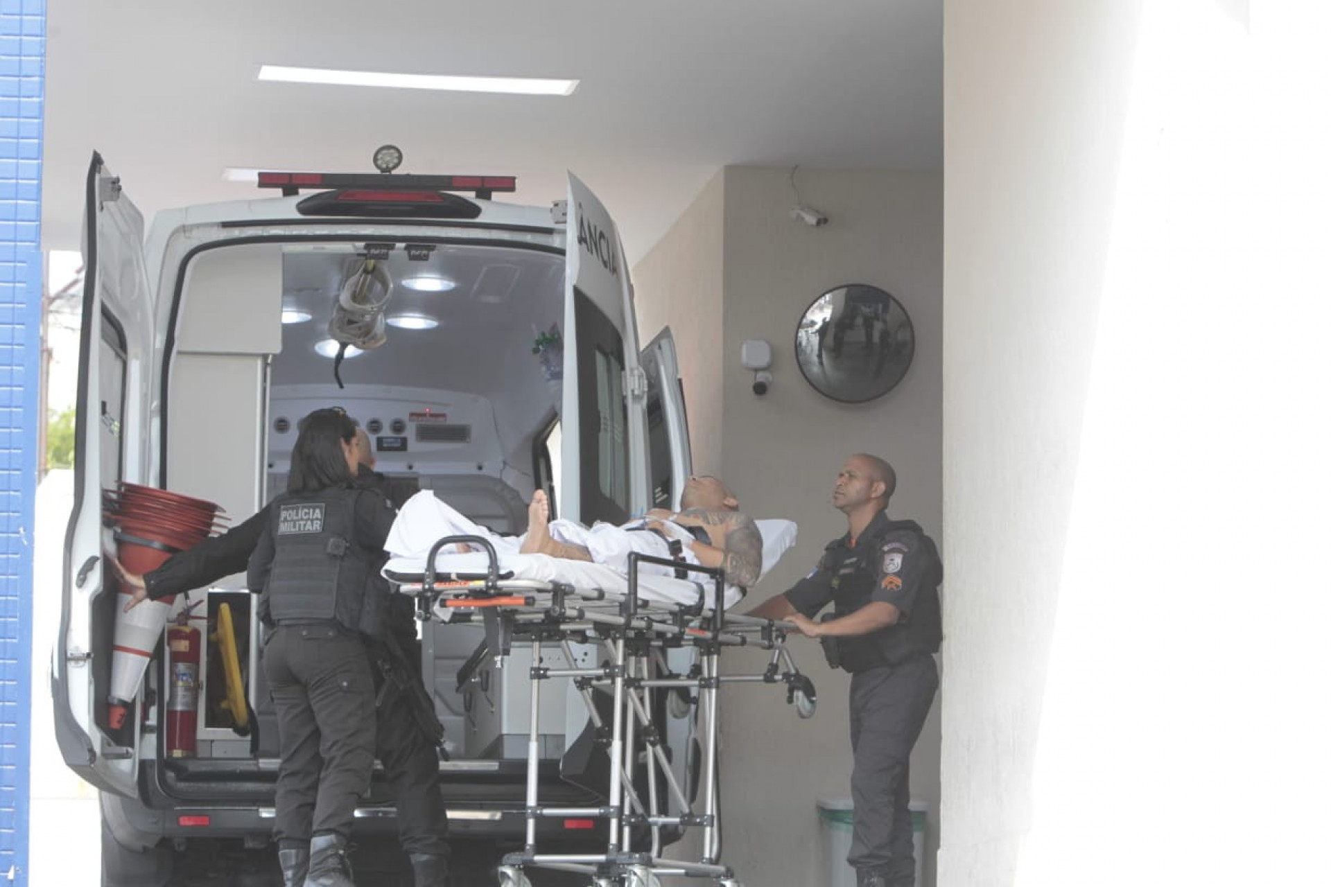 PM que sofreu infarto durante operação sendo transferido em ambulância da PM - Reginaldo Pimenta/Agência O DIA