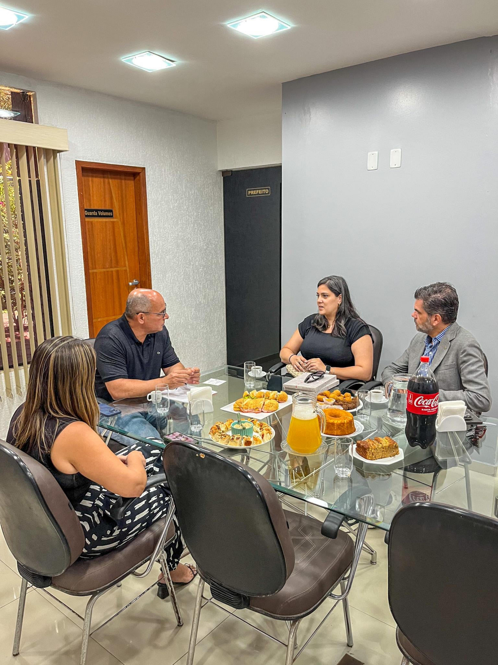 Participaram da reunião o cônsul-geral do Canadá, François Jubinville, o prefeito Marcelo Magno (PL), a gerente consular do Canadá, Lina Pannain e a chefe de gabinete, Suellen Rodrigues  - DIVULGAÇÃO