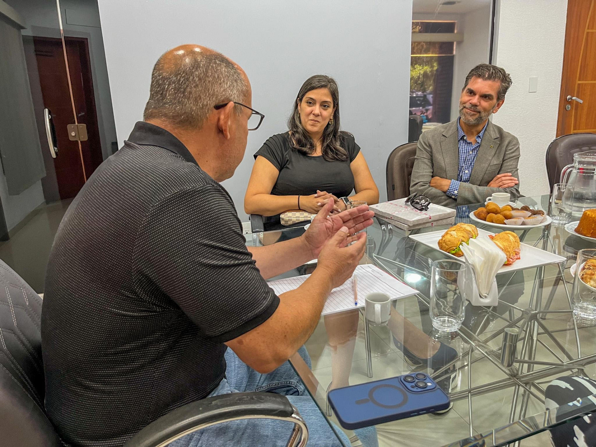 Participaram da reunião o cônsul-geral do Canadá, François Jubinville, o prefeito Marcelo Magno (PL), a gerente consular do Canadá, Lina Pannain e a chefe de gabinete, Suellen Rodrigues  - DIVULGAÇÃO