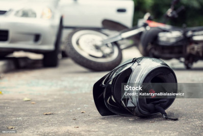 Moto bate em poste de iluminação