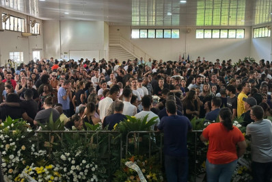 Velório dos 12 universitários mortos em acidente reúne milhares de pessoas em SP