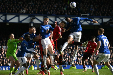 Em crise, Manchester United se salva de derrota, mas fica no 2 a 2 com Everton