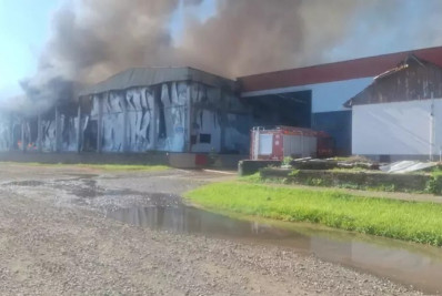 Incêndio de grandes proporções atinge fábrica de alimentos no Rio Grande do Sul