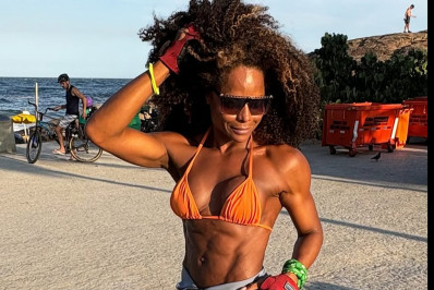 Adriana Bombom exibe abdômen trincado em praia do Rio