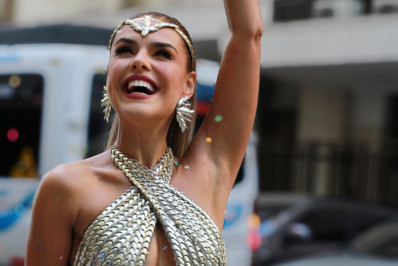 Paloma Bernardi usa look decotado para curtir o Bloco da Favorita