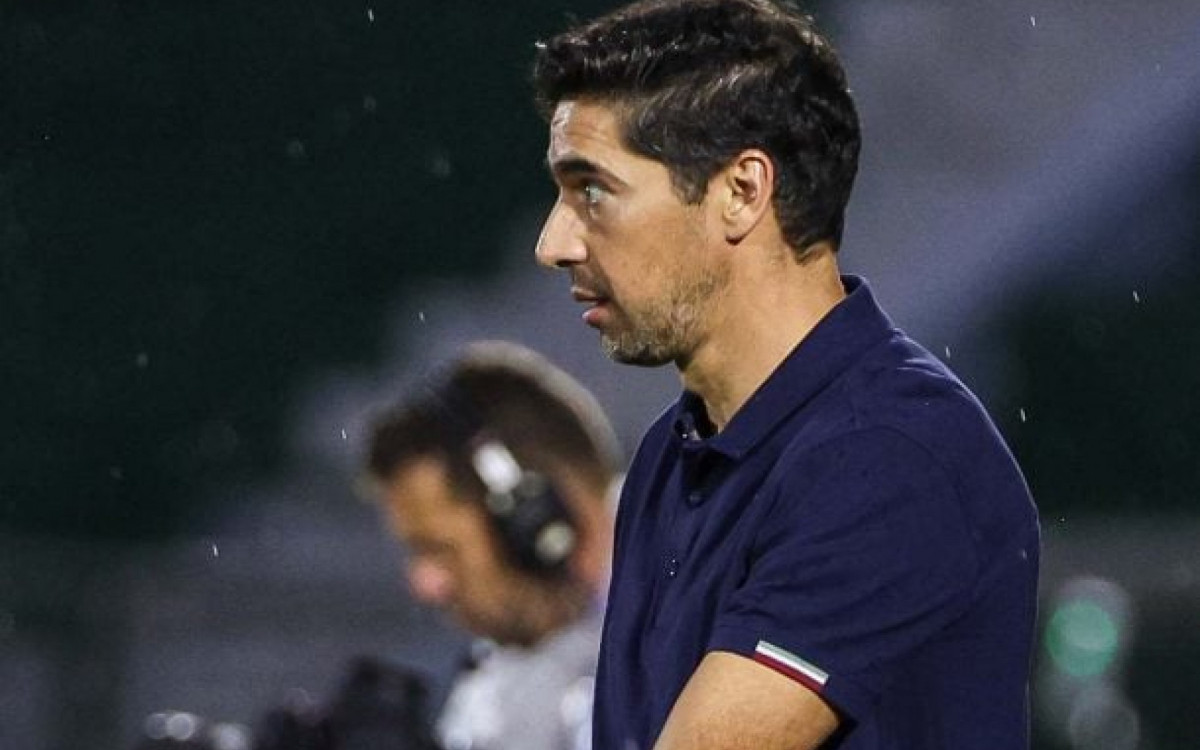 Abel pede uni&atilde;o ap&oacute;s classifica&ccedil;&atilde;o e rebate cr&iacute;ticas: ‘No Brasil, todo treinador &eacute; burro’