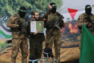 Israel exige fim de 'cerimônias humilhantes' para reféns e adia libertação de 600 presos palestinos