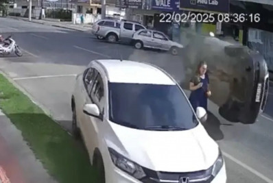 Vídeo surpreendente mostra mulher quase sendo atingida em acidente de carro; confira!