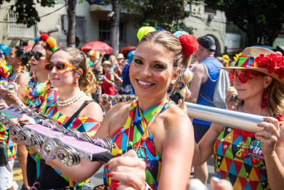 No último fim de semana antes do Carnaval, cariocas lotam desfiles de blocos por toda a cidade