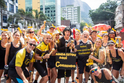 Suvaco de Cristo agita penúltimo ano de desfiles com foliões de todas as idades na Zona Sul