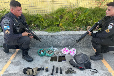 PM desmantela quadrilha e apreende armamento pesado em Rio das Ostras