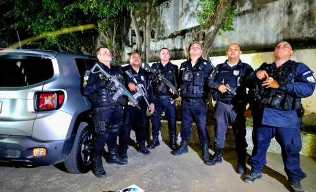 Policiais da ca&ccedil;ada ao carro transformer - P5