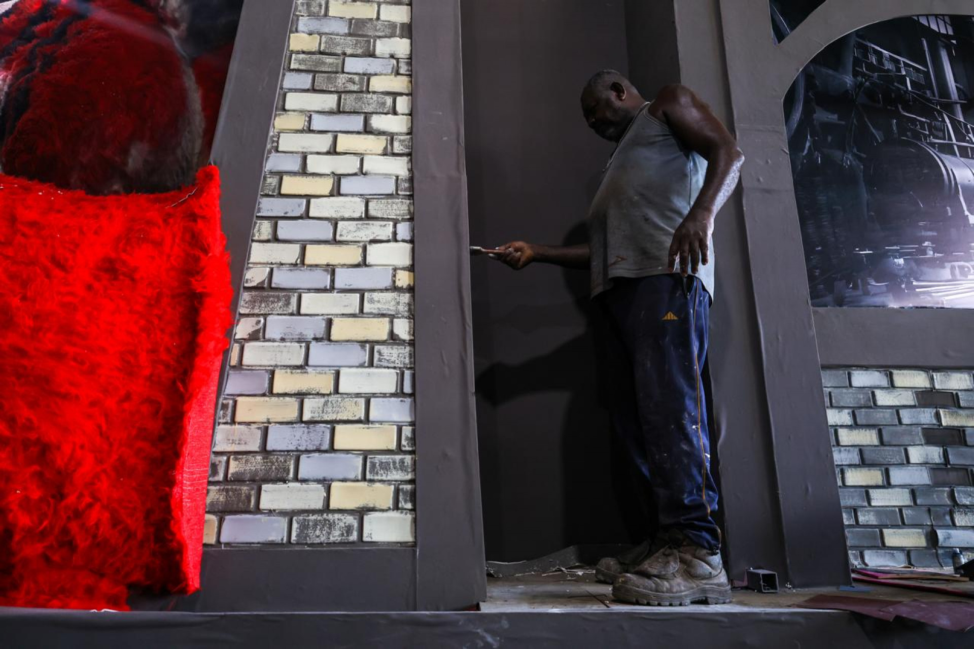 Trabalhadores dão os últimos retoques no carro alegórico - Renan Areias / Agência O Dia