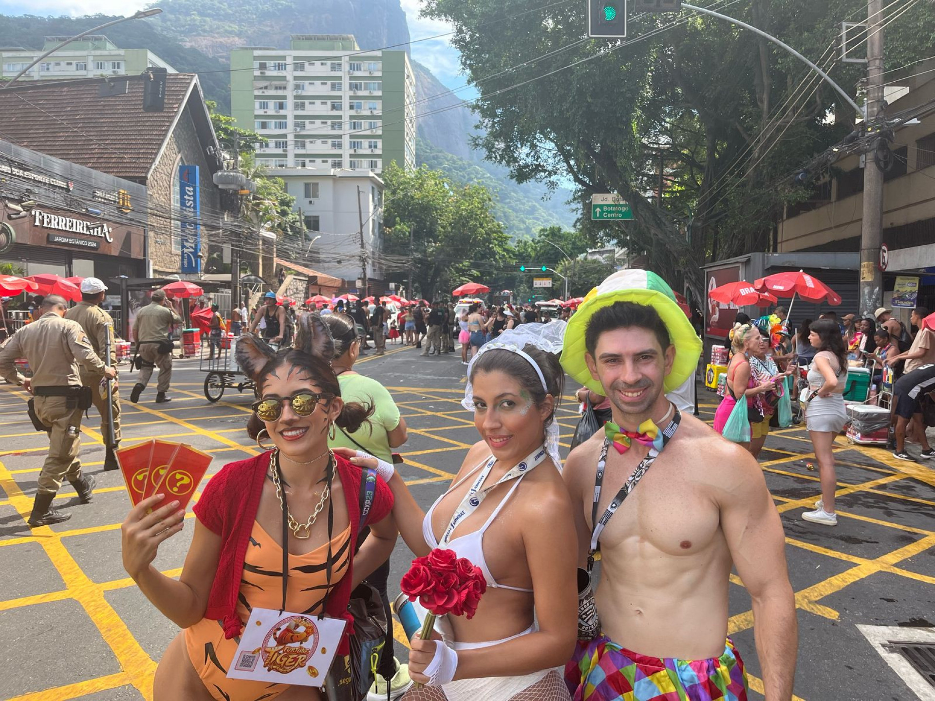 Foliões reunidos pouco antes do início do desfile do Suvaco de Cristo - Fred Vidal / Agência O Dia